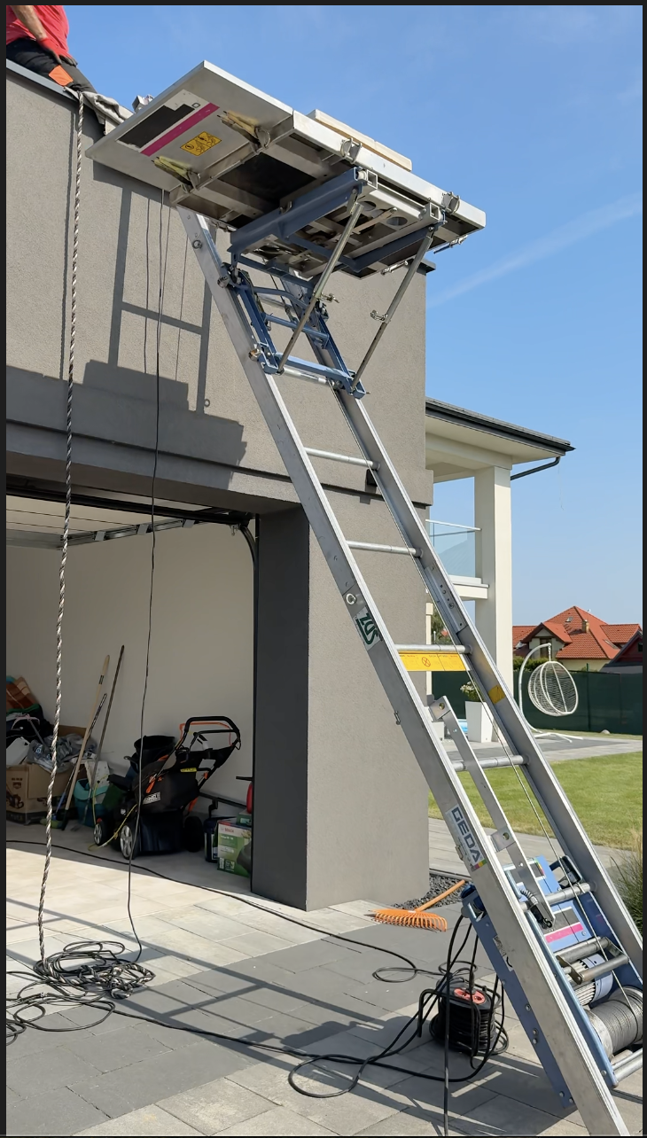 Platforma windy GEDA uniesiona nad garażem — realizacja Wektor