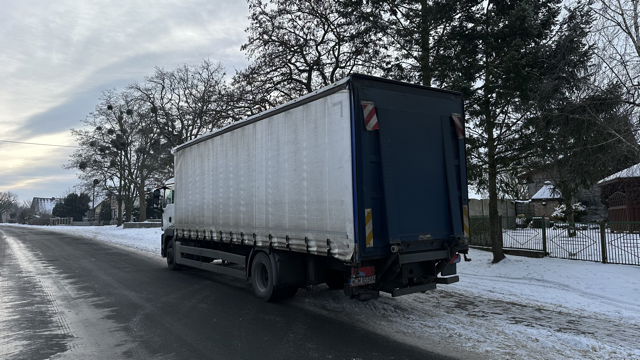 Maniek – widok z tyłu, drzwi załadunkowe plandeki